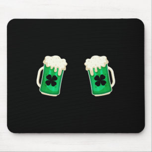 Grünen Bier trinkende Brust Shamrock Irischer St.  Mousepad