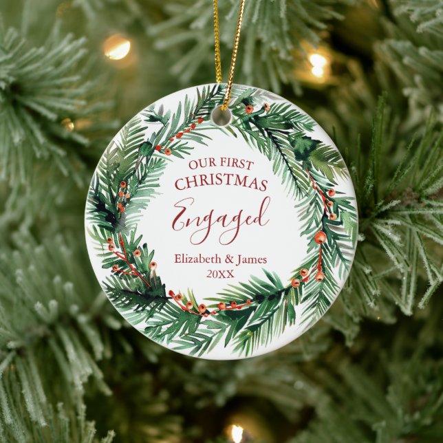 Grünen Kranz Unser erstes Verlobtes Foto zu Weihna Keramik Ornament (Baum)