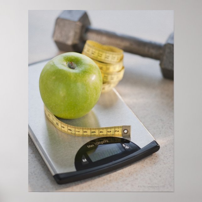 Grüner Apfel auf Gewichtsklasse, Maßband und Poster (Vorne)