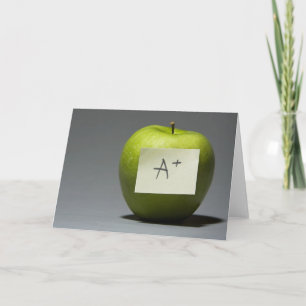 Grüner Apfel mit Klebenote mit Buchstabe A und Karte