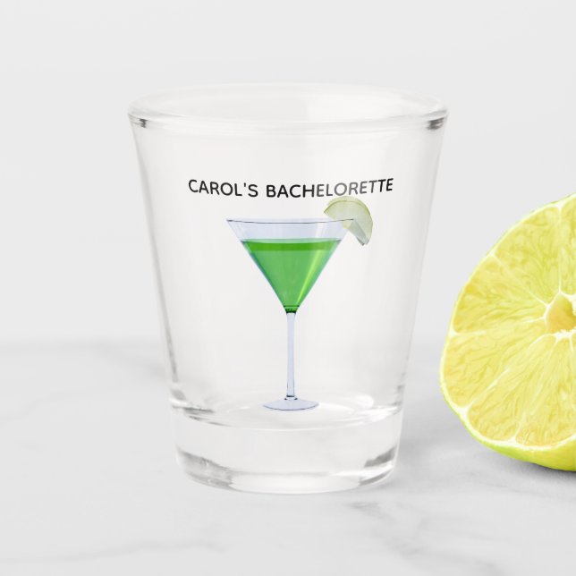 Grüner Apfelsincocktail mit einer Apfelscheibe Schnapsglas (Vorderseite)
