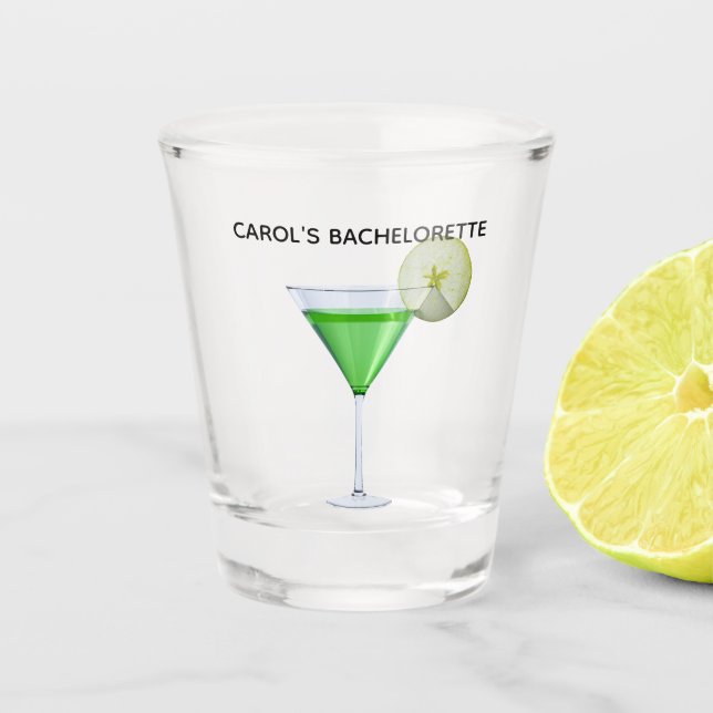 Grüner Apfelsincocktail mit einer Apfelscheibe Schnapsglas (Vorderseite)