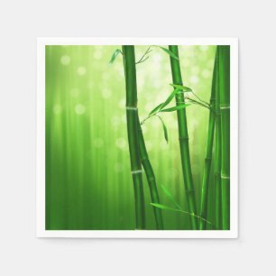 Grüner Bambus mit blassen Bokeh Lichtern in der Serviette