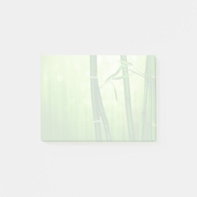 Grüner Bambus mit blassfarbenen Bokeh-Lichtern hin Post-it Klebezettel (Vorderseite)