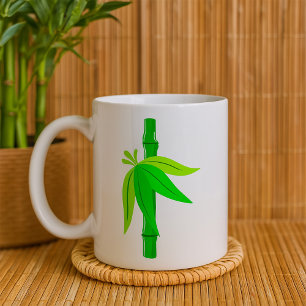 Grüner Bambusstalk mit tropischen Blätter Kaffeetasse