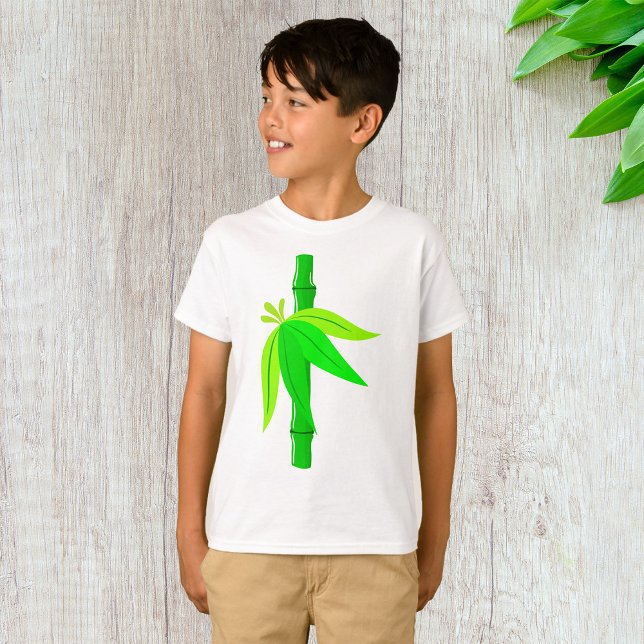 Grüner Bambusstalk mit tropischen Blätter T-Shirt (Von Creator hochgeladen)