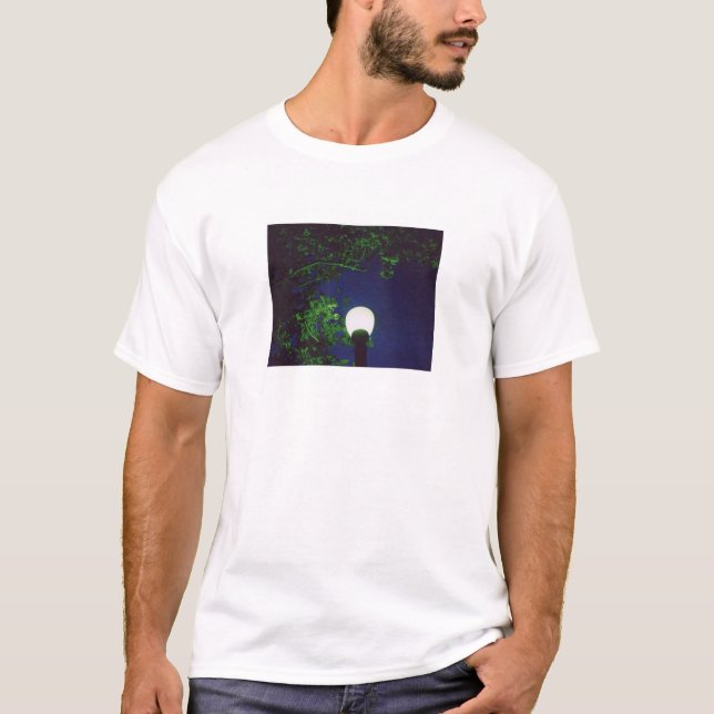 grüner Baum unter Licht T-Shirt (Vorderseite)