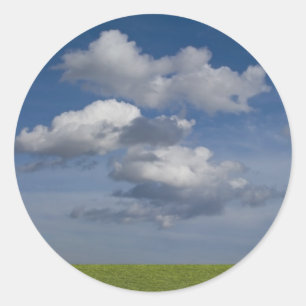 grüner Bereich, blauer Himmel, weiße Wolke Runder Aufkleber