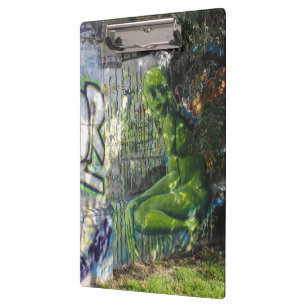 Grüner Besucher aus dem Weltraum Graffiti Klemmbrett