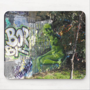 Grüner Besucher aus dem Weltraum Graffiti Mousepad