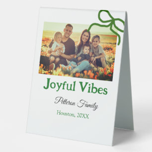 Grüner Bogen fröhlich Vibes fügt Familienname Foto Tischaufsteller