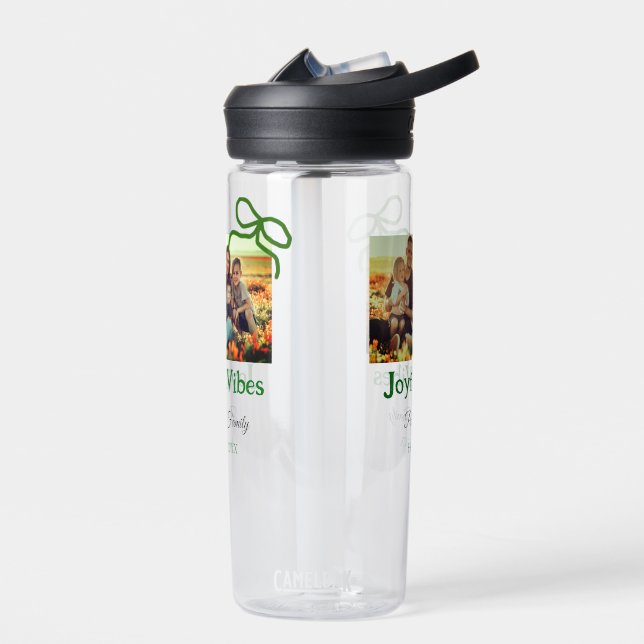 Grüner Bogen fröhlich Vibes fügt Familienname Foto Trinkflasche (Links)