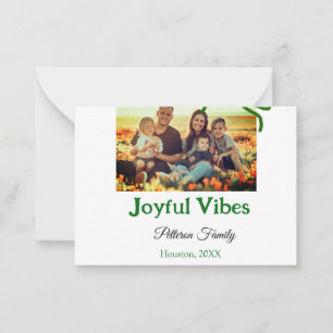 Grüner Bogen fröhliche Vibes Familienfoto Name hin Mitteilungskarte