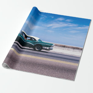 Grüner Couch auf der Asphaltstraße Geschenkpapier
