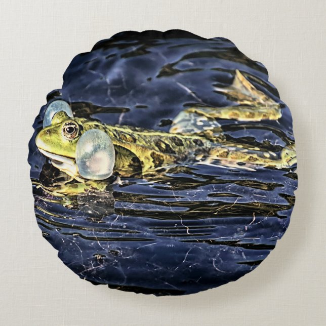 Grüner Frosch im Teich Rundes Kissen (Vorderseite)