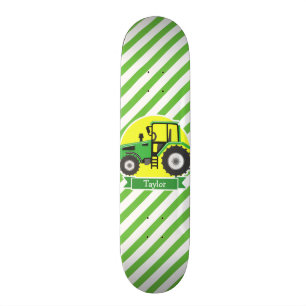 Grüner, gelber Bauerntraktor; grün und weiß Skateboard