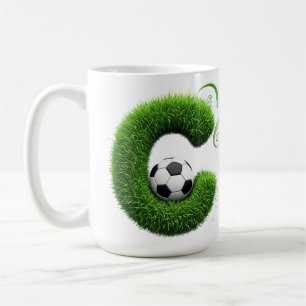 Grüner Gras-Buchstabe C-Topiary mit Fußball Kaffeetasse