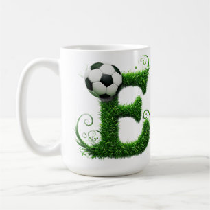 Grüner Gras-Buchstabe E-Topiarie mit Fußball Kaffeetasse
