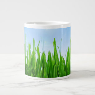 Grüner Grasgarten mit Blau Himmel Design Jumbo-Tasse