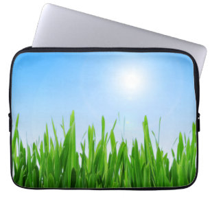 Grüner Grasgarten mit Blau Himmel Design Laptopschutzhülle