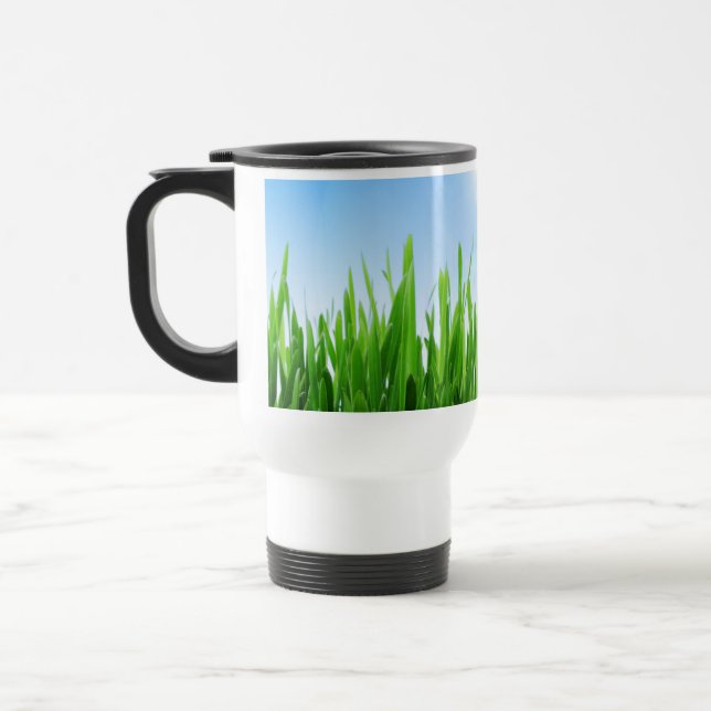 Grüner Grasgarten mit Blau Himmel Design Reisebecher (Links)