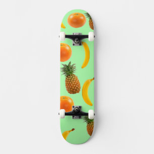 Grüner Hintergrund des tropischen Obst-Skate Skateboard