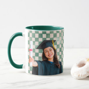 Grüner karierter personalisierter Porträt-Abschlus Tasse