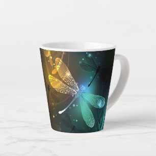 Grüner Libellenflug Milchtasse