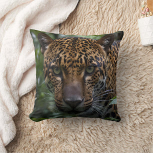 Grüner Mit Augen Jaguar im Wald, Kissen