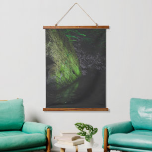 Grüner Moosgestein mit Reflexion im Wasser Wandteppich Mit Holzrahmen