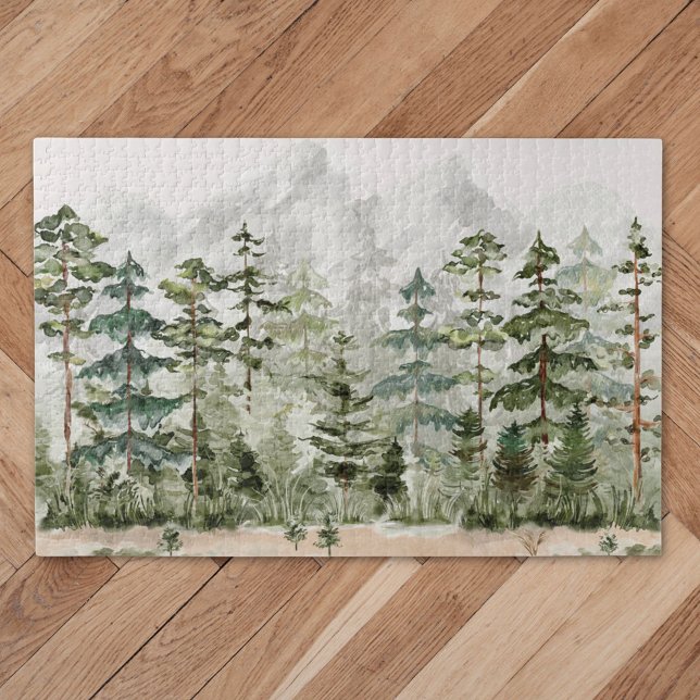 Grüner Pinienwald im Gebirge (Close up)