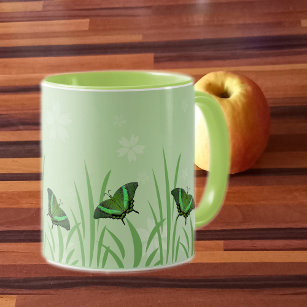 Grüner Schmetterling auf hellgrün - romantisch Tasse