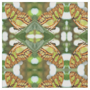 Grüner Schmetterling, der das Naturmuster zeigt Stoff