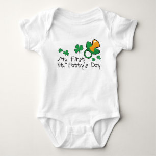 Grüner Schnuller und Kleeblätter Baby Strampler