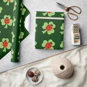 Grüner Shamrock-Kleeblatt-Marienkäfer-Punkte-Muste Geschenkpapier
