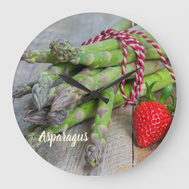 Grüner Spargel mit Erdbeere Große Wanduhr (Vorderseite)