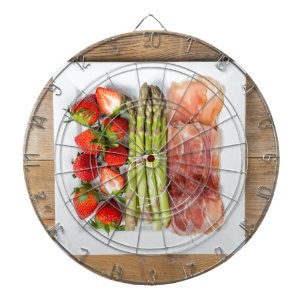 Grüner Spargel mit Schinken und Erdbeeren Dartscheibe