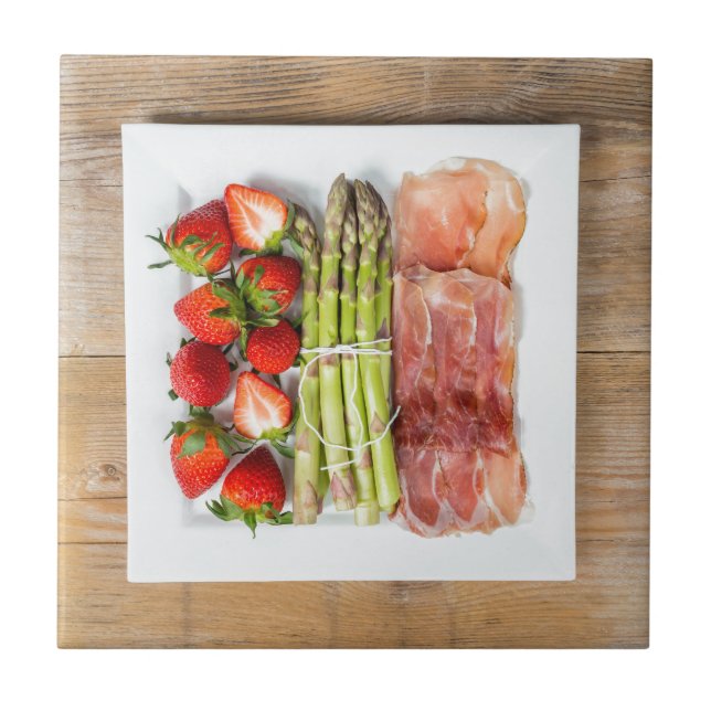 Grüner Spargel mit Schinken und Erdbeeren Fliese (Vorderseite)