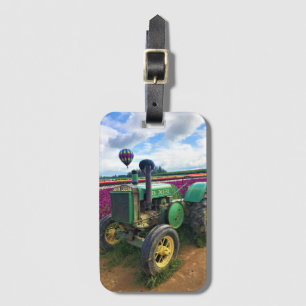 Grüner Traktor in Tulip Field, Oregon Gepäckanhänger