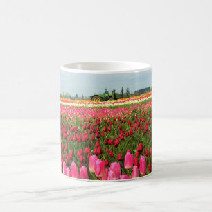 Grüner Traktor in Tulip Field, Oregon Kaffeetasse