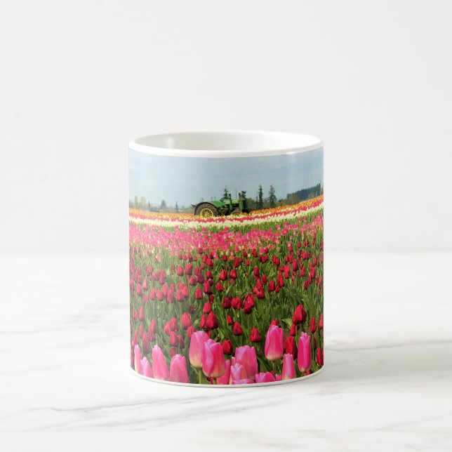 Grüner Traktor in Tulip Field, Oregon Kaffeetasse (Mittel)