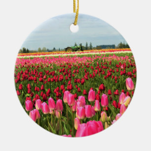 Grüner Traktor in Tulip Field, Oregon Keramik Ornament