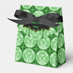 Grüner und schwarzer karierter geschenkschachtel