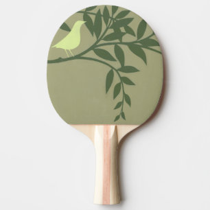 Grüner Vogel gehockt auf grüner Niederlassung Tischtennis Schläger