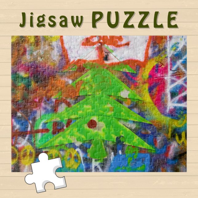 Grüner Weihnachtsbaum auf einer Graffiti-Mauer - (Von Creator hochgeladen)