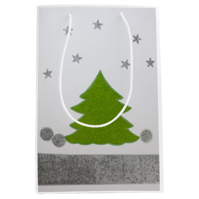 Grüner Weihnachtsbaum auf Schnee und Sternen Mittlere Geschenktüte (Vorderseite)