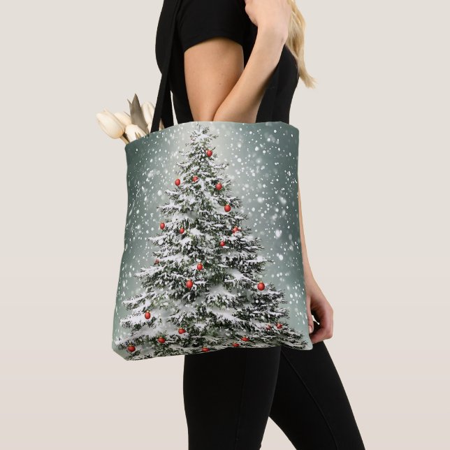Grüner Weihnachtsbaum Bunte Ornamente Weißer Schne Tasche (Von Nahem)