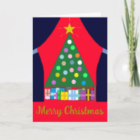 Grüner Weihnachtsbaum mit blauen Vorhängen: