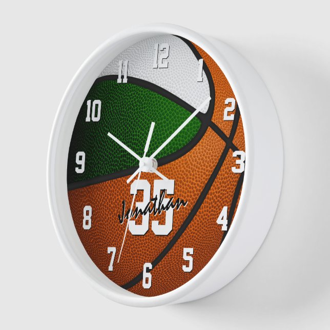 Grüner weißer Basketball im Dekor des Sportraums Uhr (Winkel)