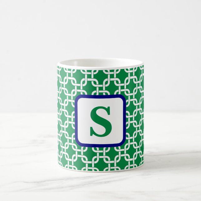 Grüner Weißer Link Muster Monogramm Kaffeetasse (Mittel)